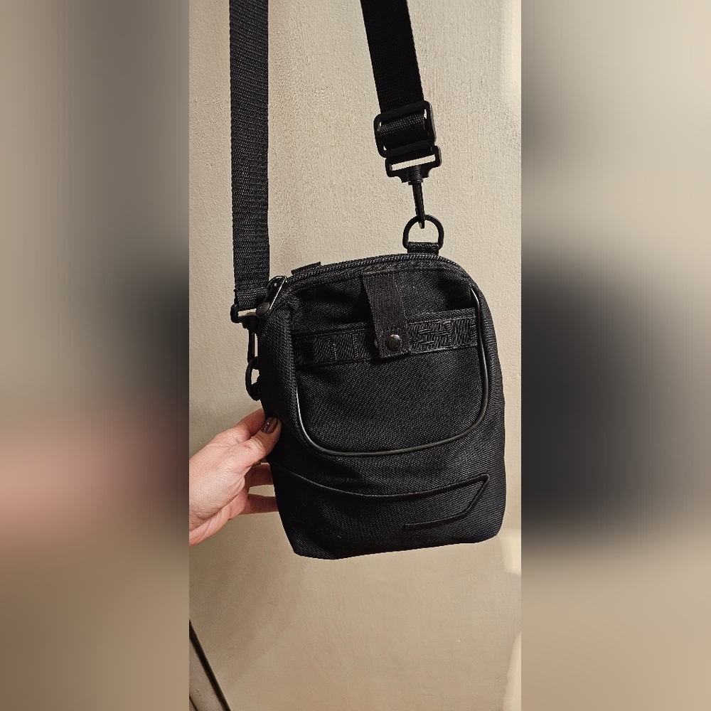 Diesel- Vintage Lined D Crossbody  Men's Bag.     B-23